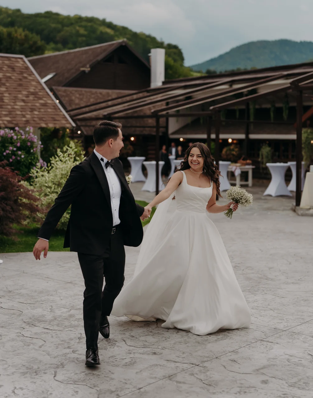 Evenimente private in Suceava, intr-un salon elegant si primitor