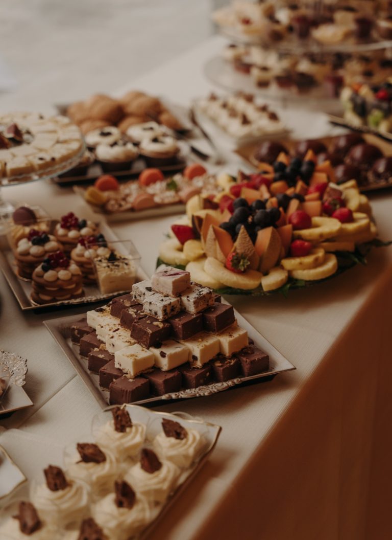 Mese pregatite pentru invitati